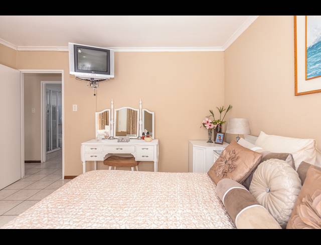 2 BEDROOM TOWNHOUSE FOR SALE IN TABLE VIEW